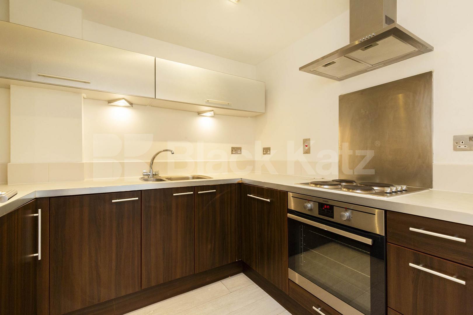 Split level modern and spacious 2 bed 2 bath in the shoreditch area  Quaker Street , Shoreditch 